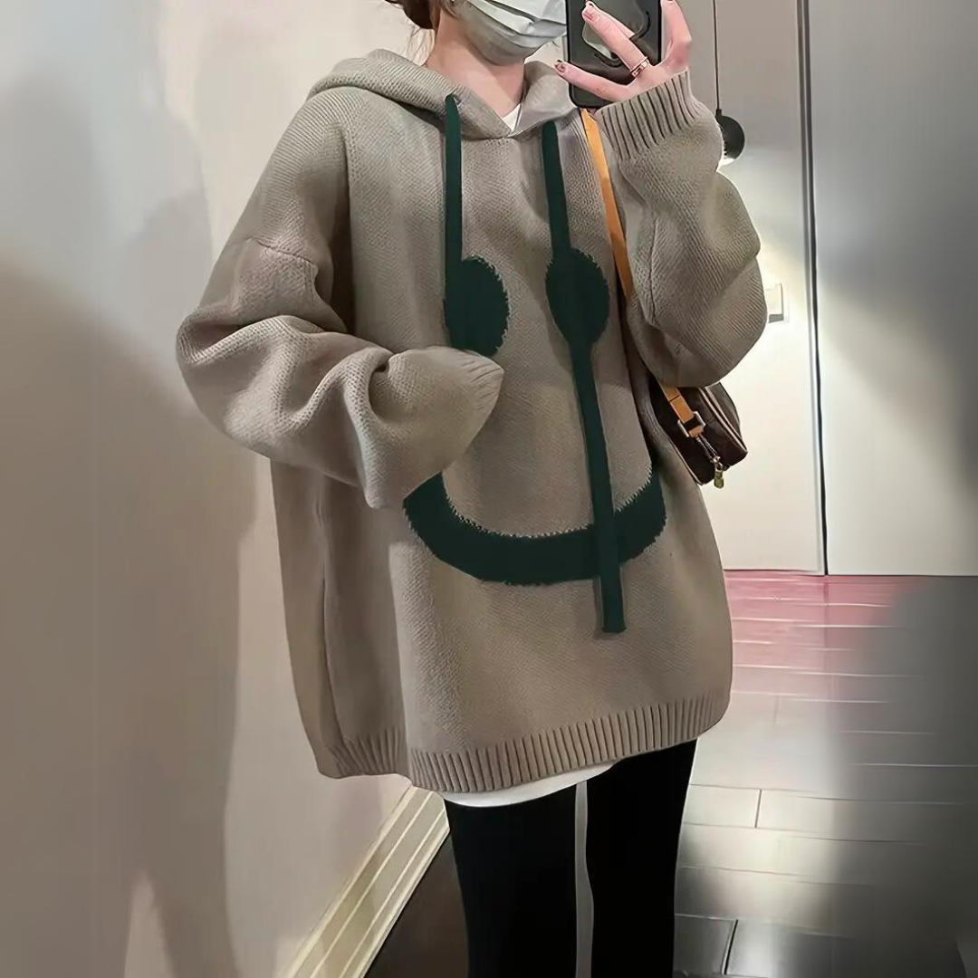 Emelia - Luźna damska bluza z kapturem z uśmiechniętym wzorem