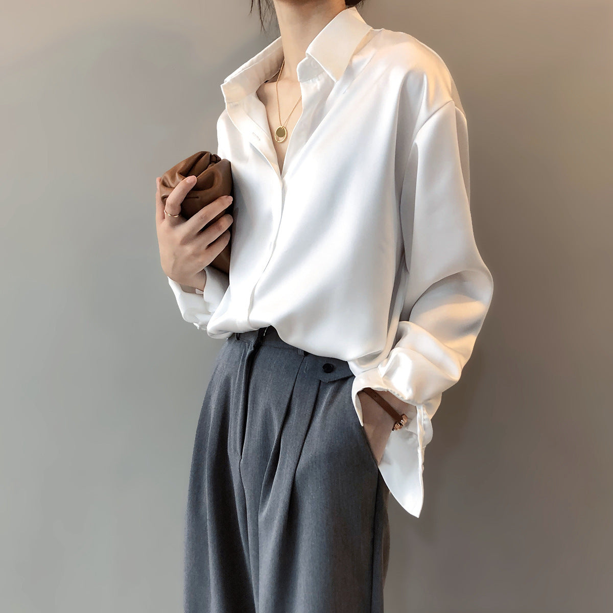 Briana - Elegancka bluzka z satyny i jedwabiu z guzikami dla kobiet