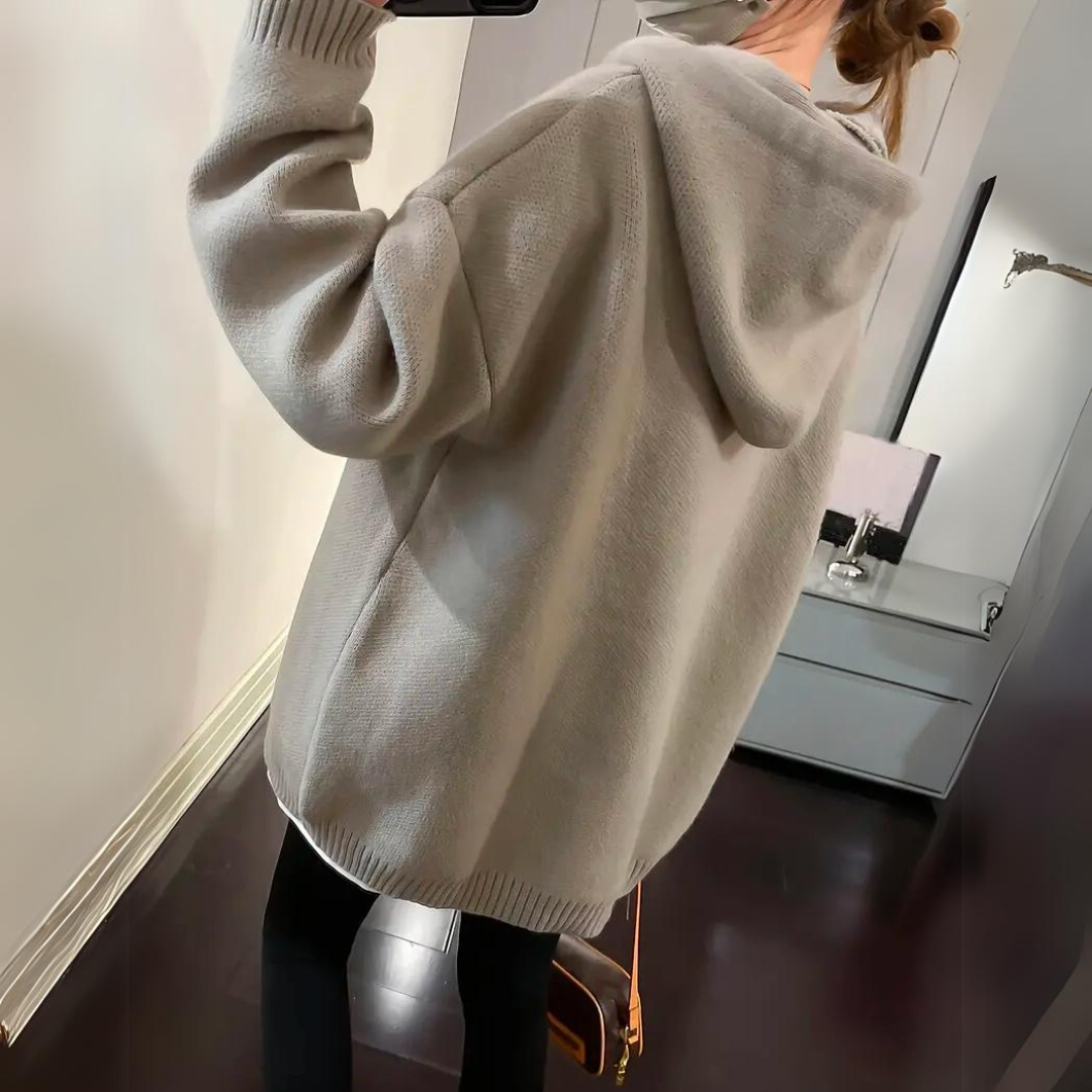 Emelia - Luźna damska bluza z kapturem z uśmiechniętym wzorem