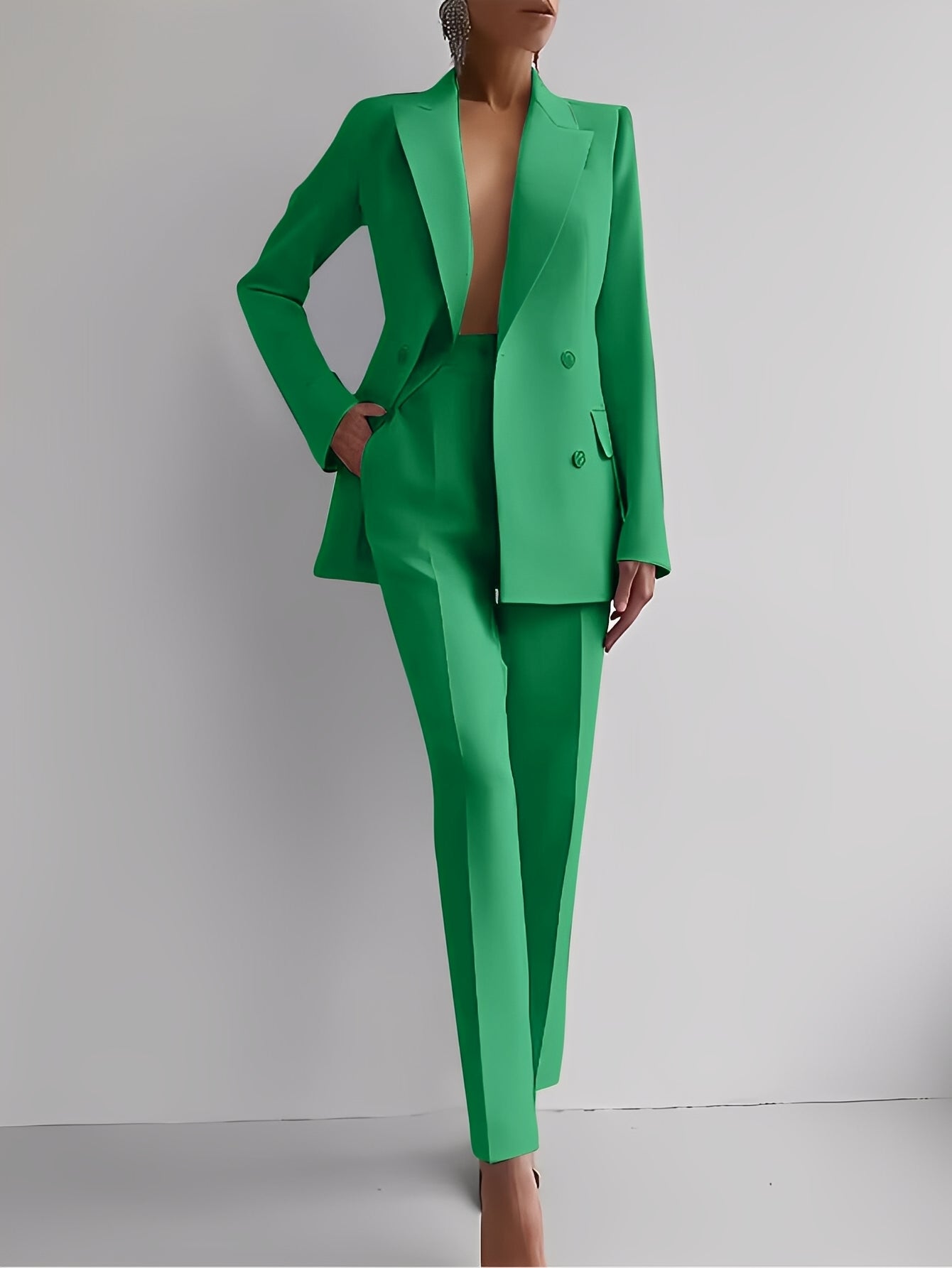 Nydia - Stylowy damski zestaw Slim-Fit z żakietem i spodniami