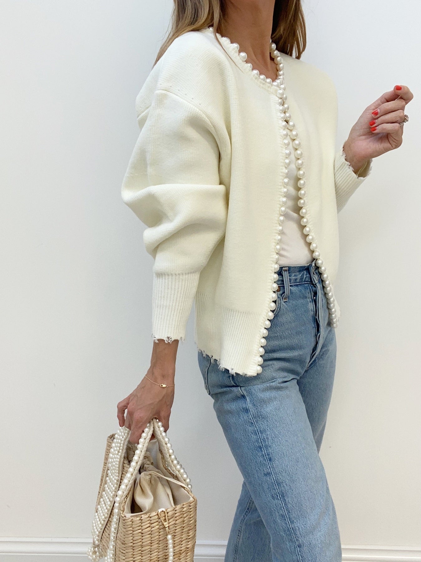 Vivien – Strickjacka z perłową dekoracją i frędzlami