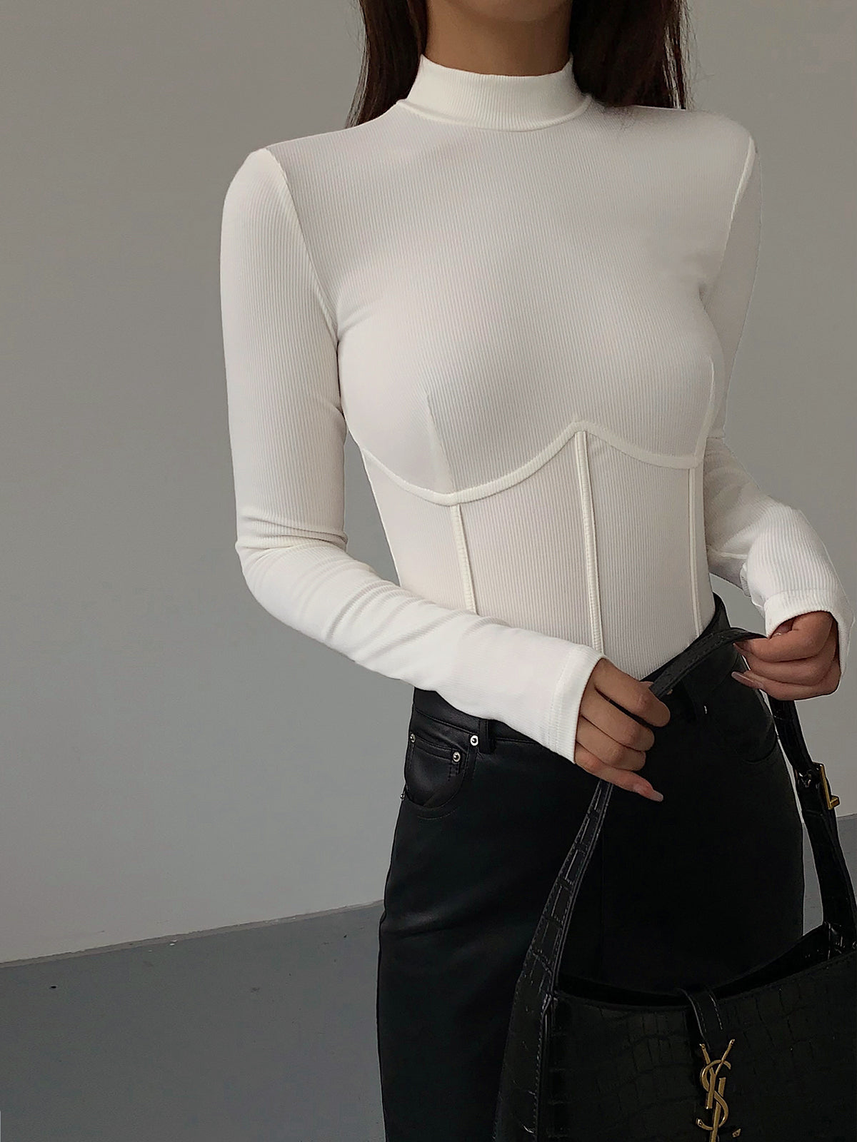 Nelia – Slim T-Shirt z Stojącym Kołnierzykiem