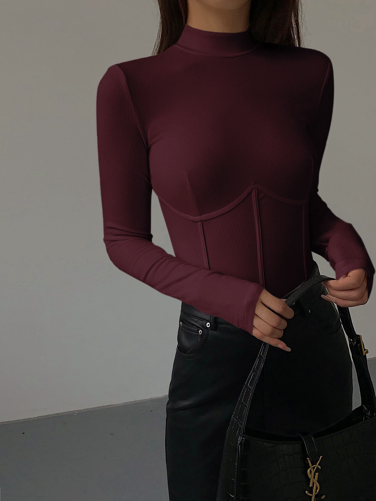 Nelia – Slim T-Shirt z Stojącym Kołnierzykiem