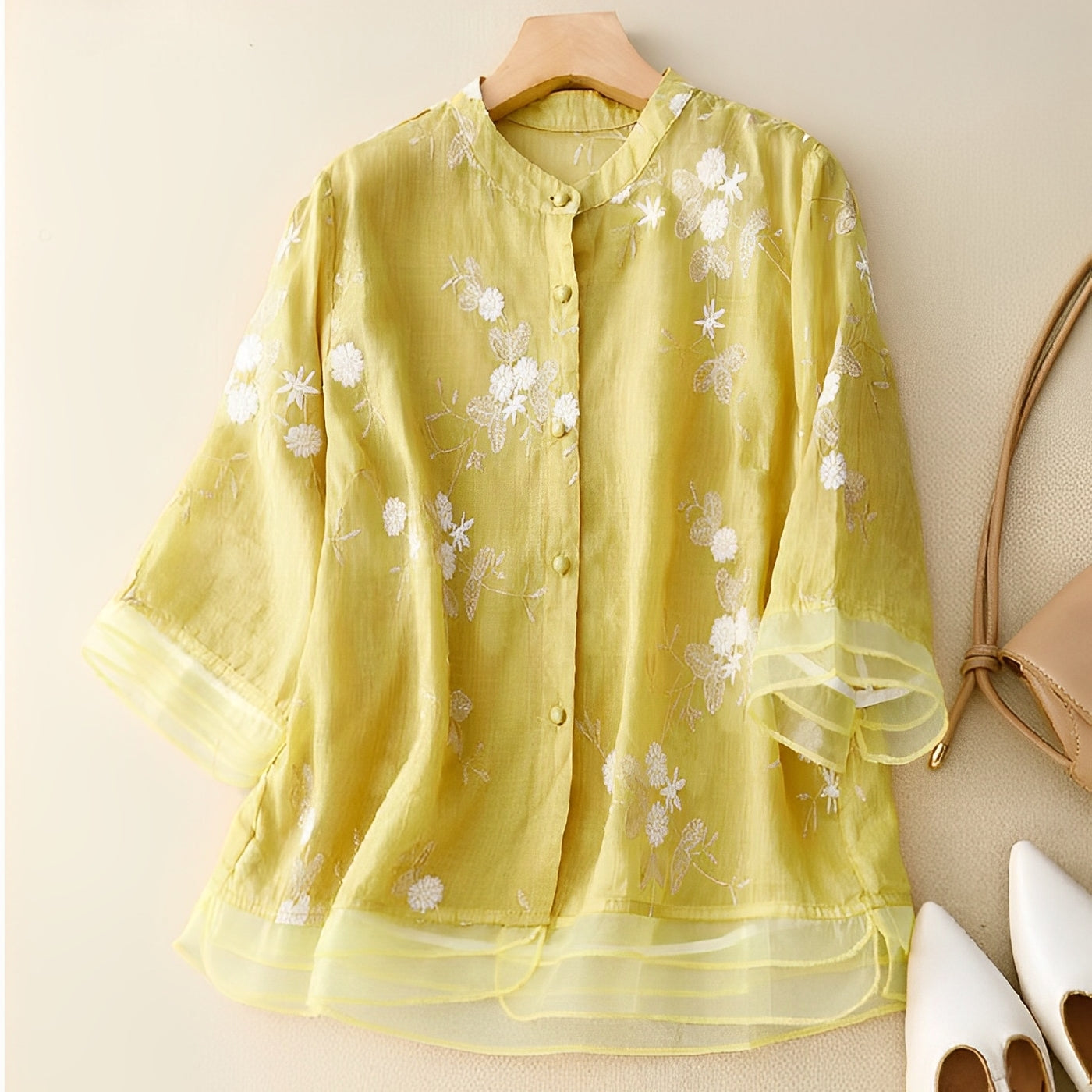 Madelina - Stylowa bluzka vintage z haftem kwiatowym