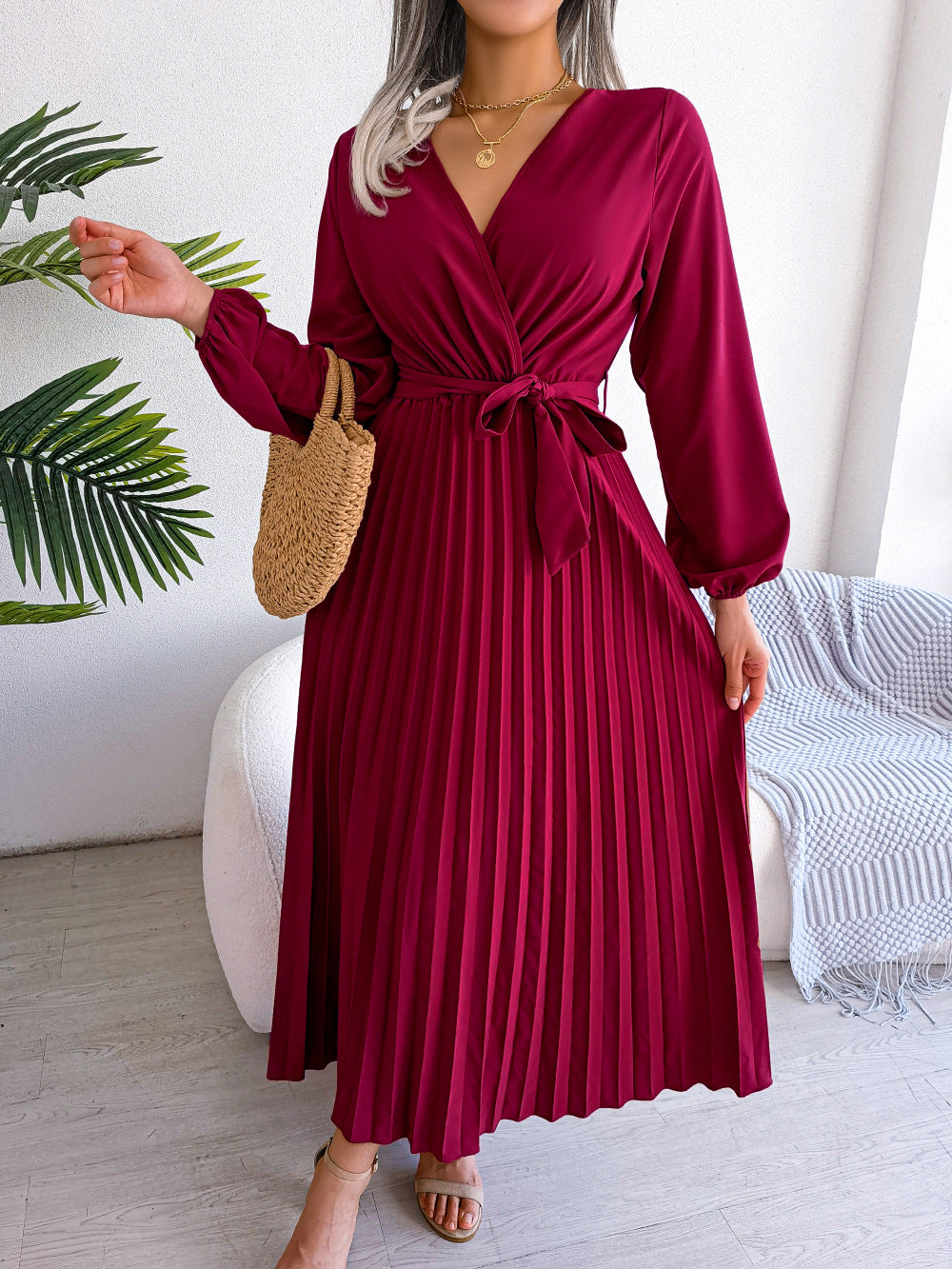 Alicia - Elegancka maxi sukienka z plisami i paskiem dla kobiet