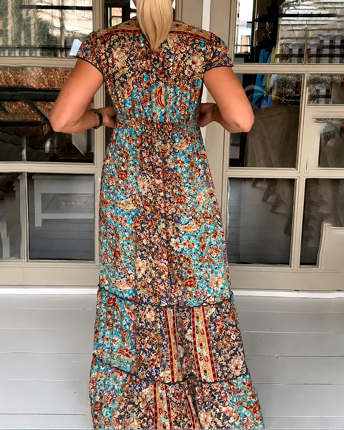 Calneshia - Elegancka Maxi Sukienka z Dekoltem w Serek