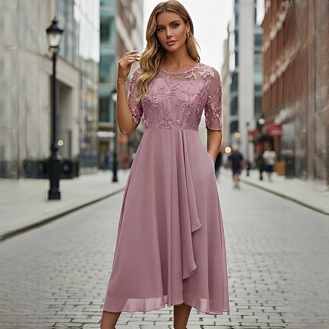Victoria - Elegancka koronkowa sukienka z wycięciami
