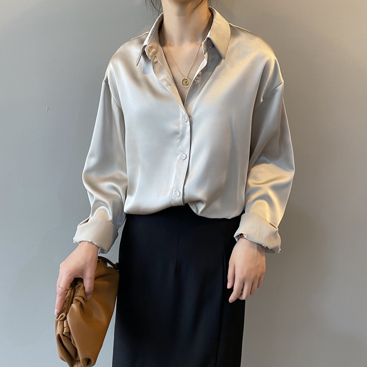 Briana - Elegancka bluzka z satyny i jedwabiu z guzikami dla kobiet