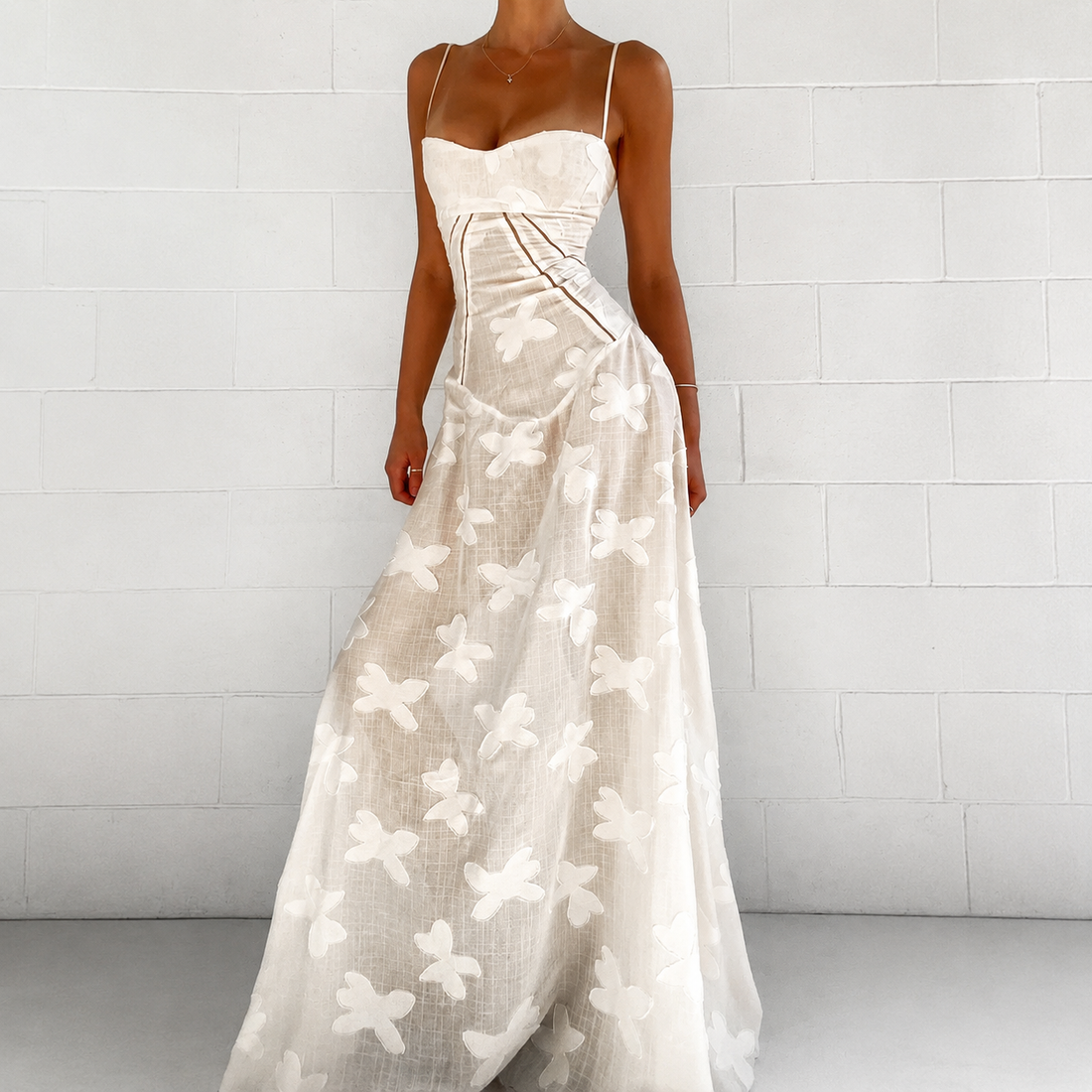 Sandra - Elegancka Sukienka Maxi o Dopasowanym Kroju