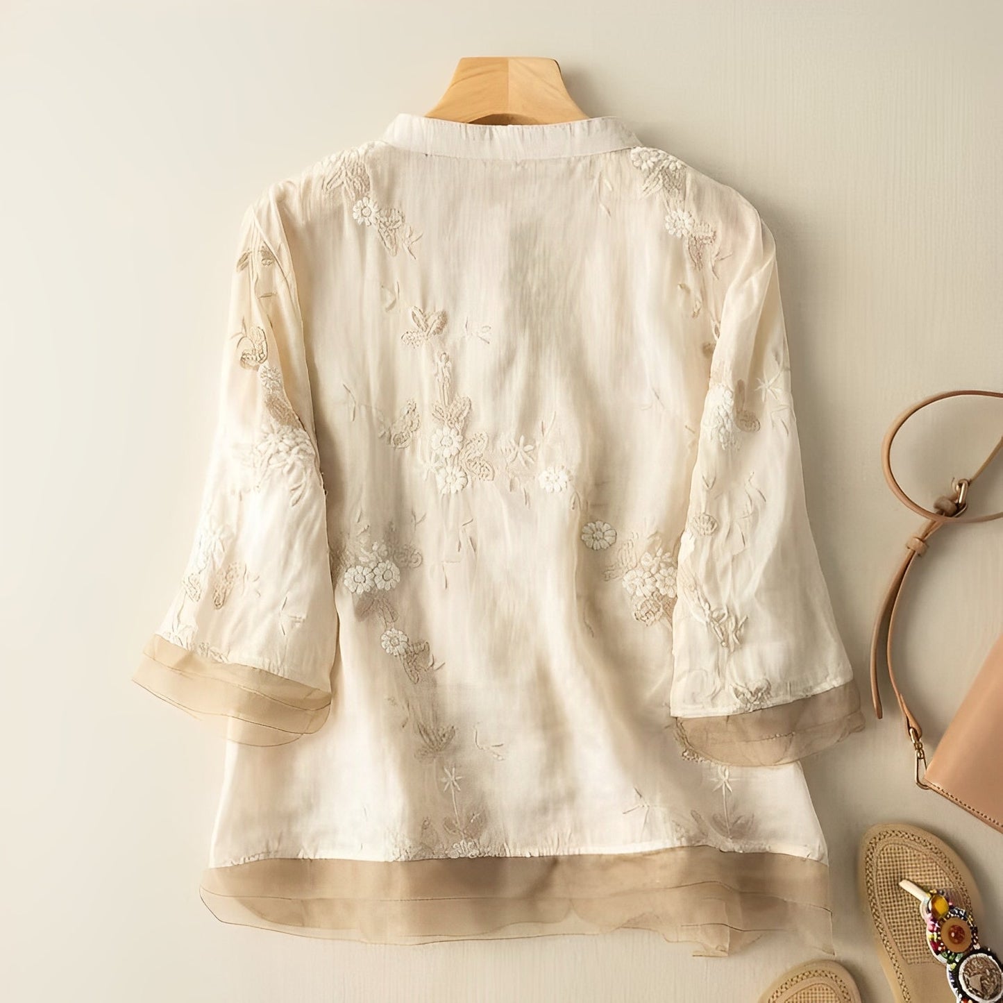 Madelina - Stylowa bluzka vintage z haftem kwiatowym