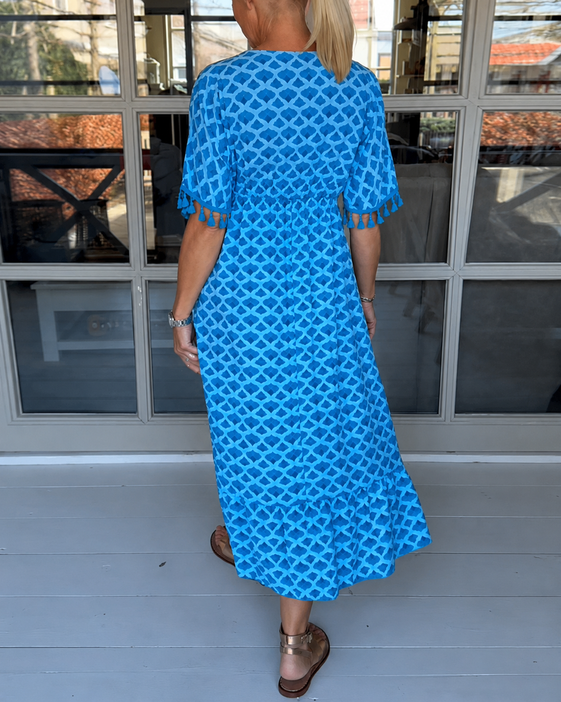 Nimrah - Stylowa sukienka midi z dekoltem w serek