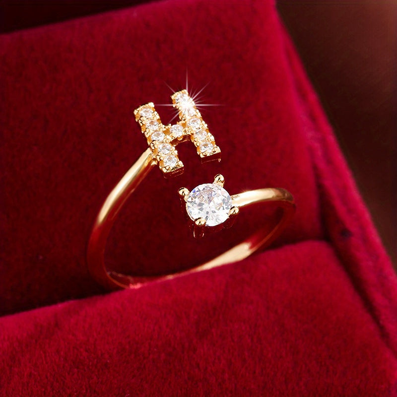 Nova – nowoczesny otwarty pierścionek z inicjałem i cyrkoniami