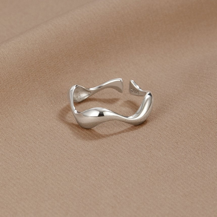 Ondine – Minimalistyczny falisty pierścionek