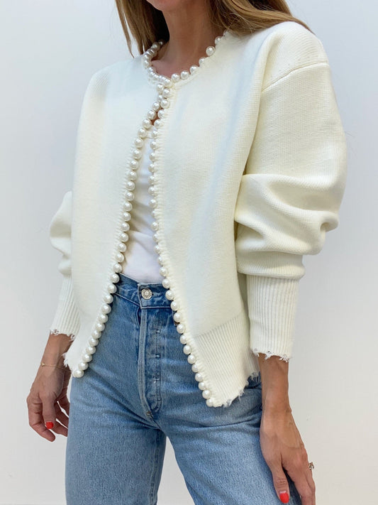 Vivien – Strickjacka z perłową dekoracją i frędzlami