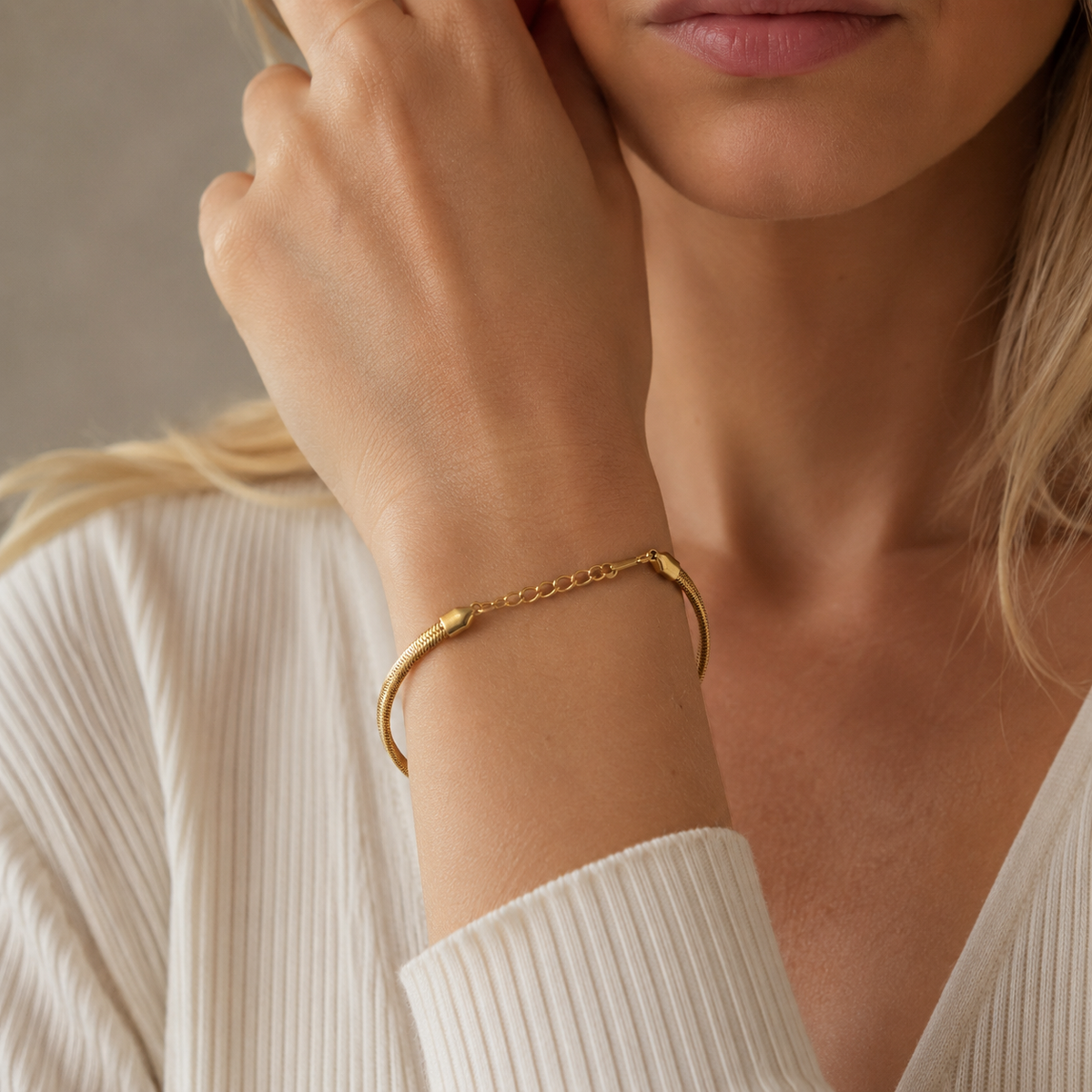 Livia – Elegancka Złota Bransoletka Węża