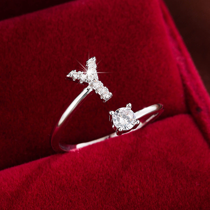 Nova – nowoczesny otwarty pierścionek z inicjałem i cyrkoniami
