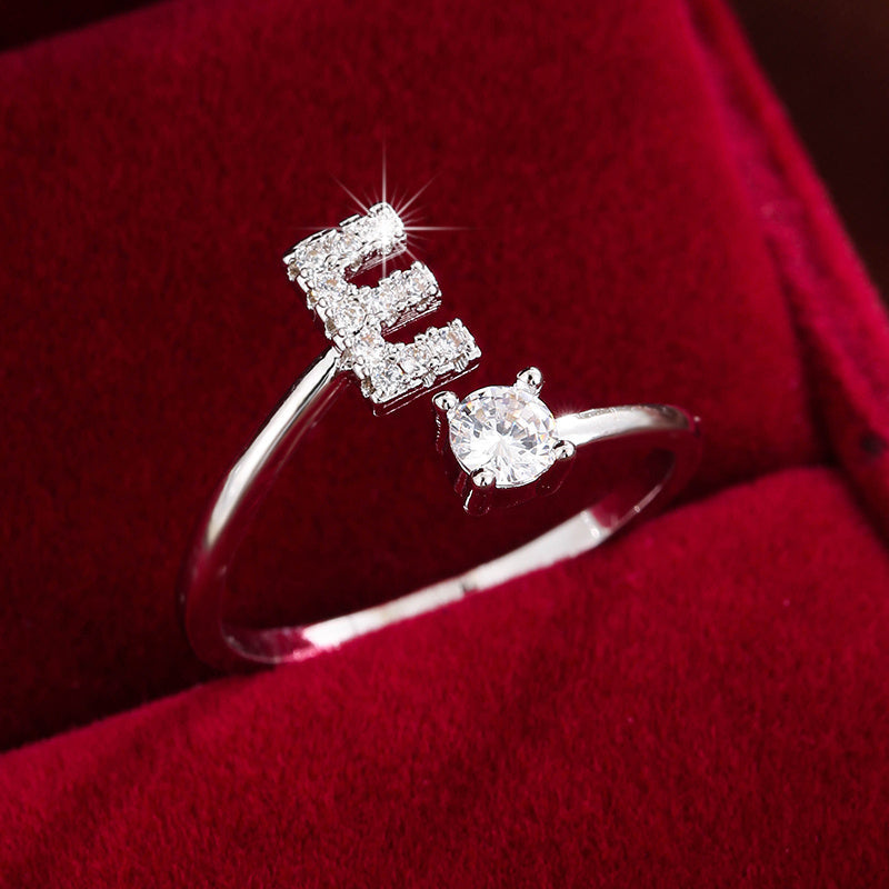 Nova – nowoczesny otwarty pierścionek z inicjałem i cyrkoniami