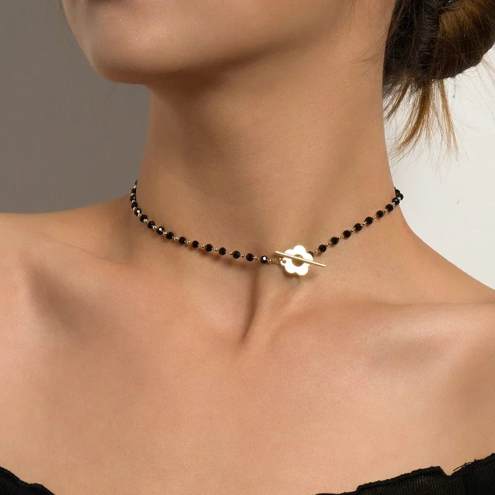 Naya - Naszyjnik choker z kwiatowym zapięciem