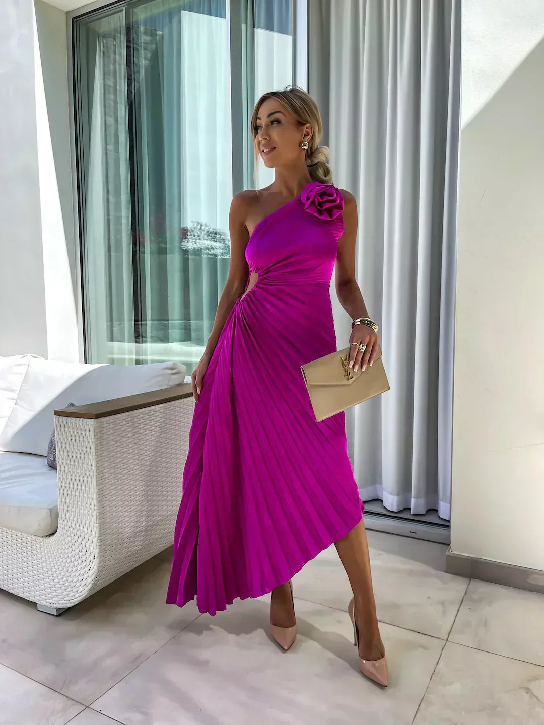 Agatha - Elegancka sukienka z falbanami i akcentem na ramionach