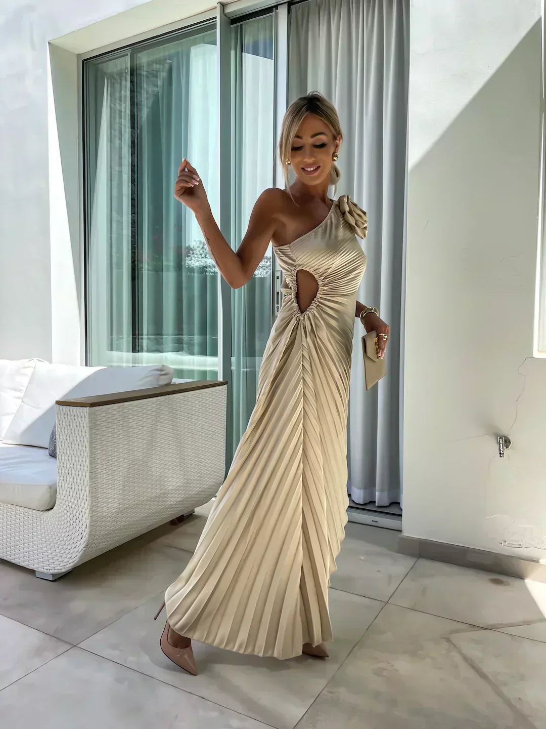 Agatha - Elegancka sukienka z falbanami i akcentem na ramionach