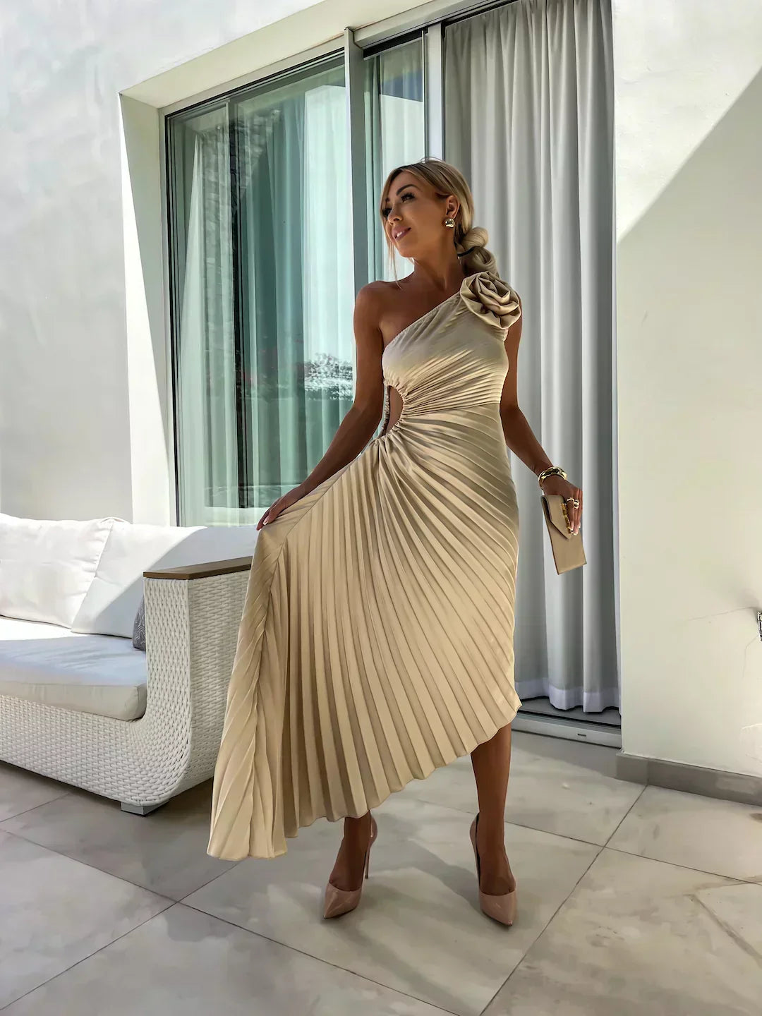 Agatha - Elegancka sukienka z falbanami i akcentem na ramionach