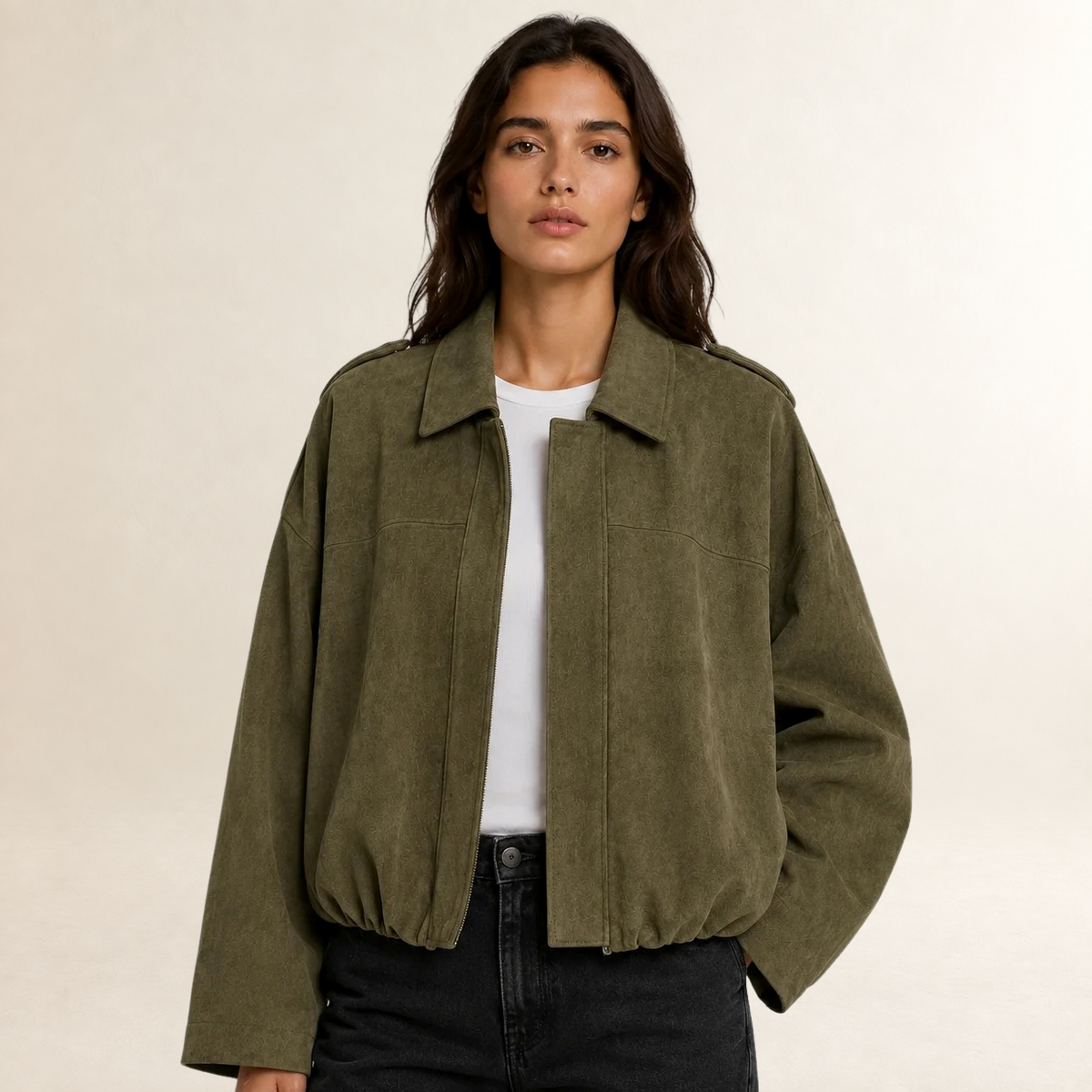 Damska kurtka bomber oversize z wyraźnym kołnierzem i cropped długością