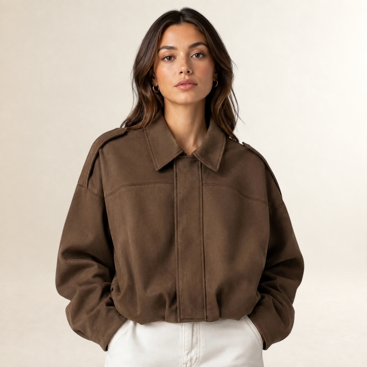 Damska kurtka bomber oversize z wyraźnym kołnierzem i cropped długością
