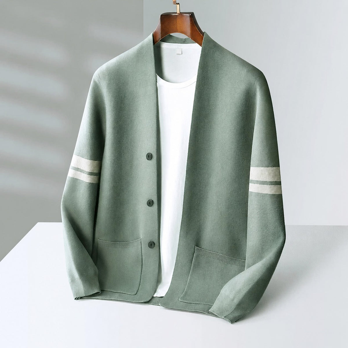Sweter cardigan męski z guzikiem, kontrastowe paski i luźny krój