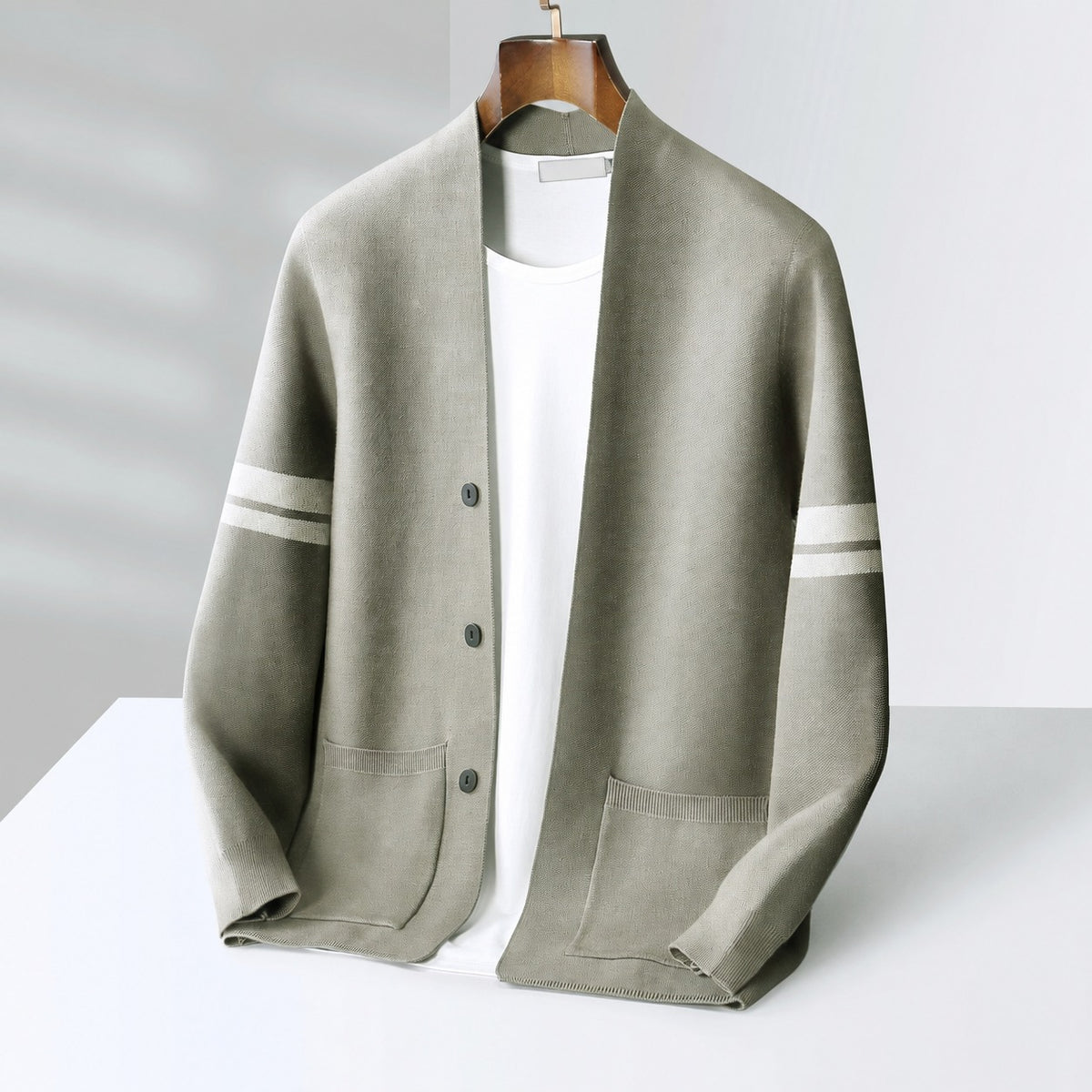 Sweter cardigan męski z guzikiem, kontrastowe paski i luźny krój