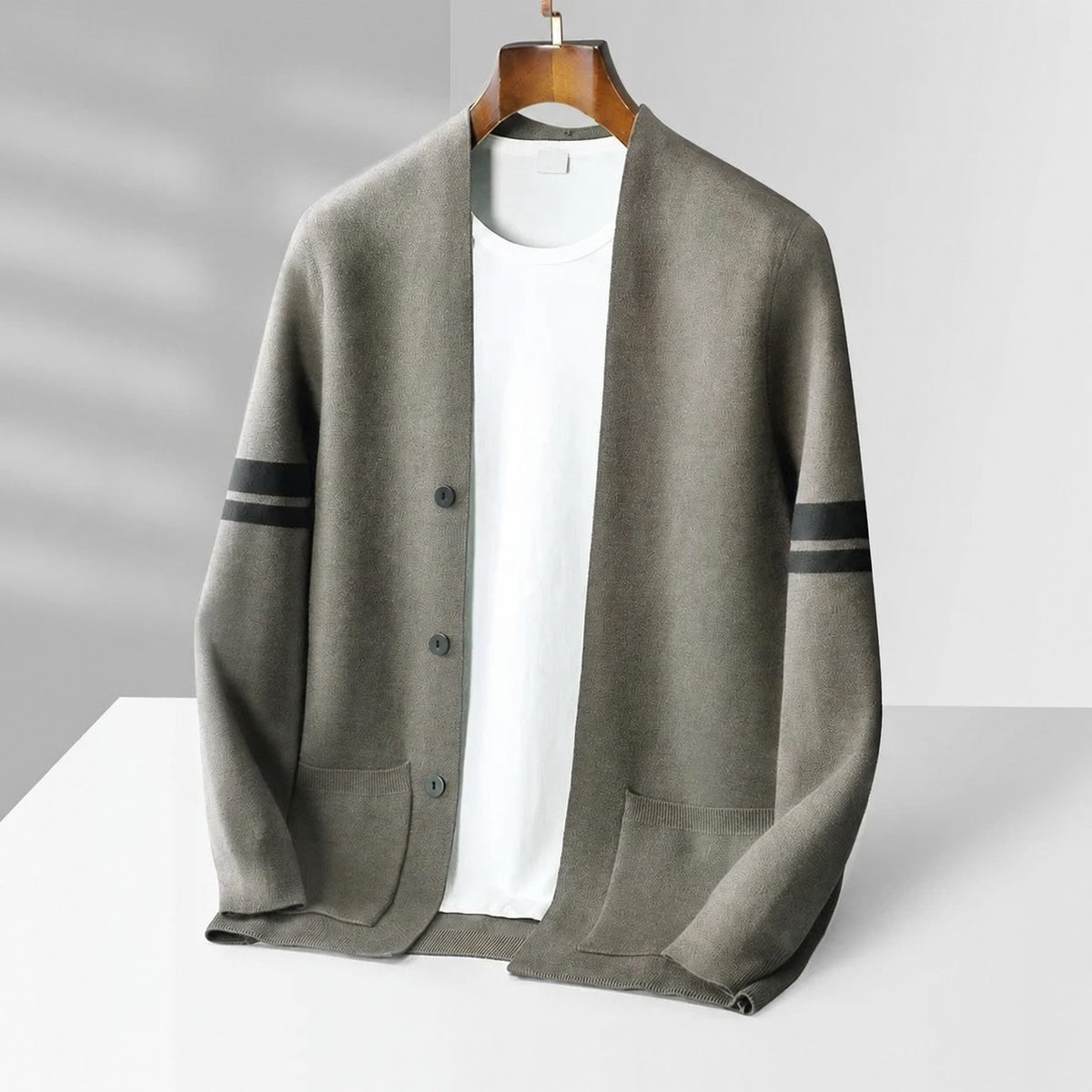 Sweter cardigan męski z guzikiem, kontrastowe paski i luźny krój