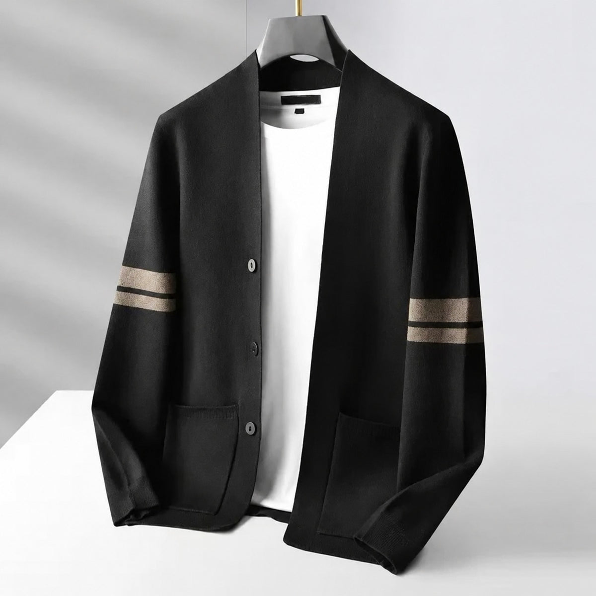 Sweter cardigan męski z guzikiem, kontrastowe paski i luźny krój