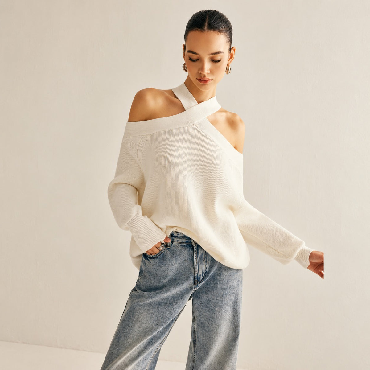 Sweter dla kobiet z dekoltem w serek i odkrytymi ramionami relaxed fit