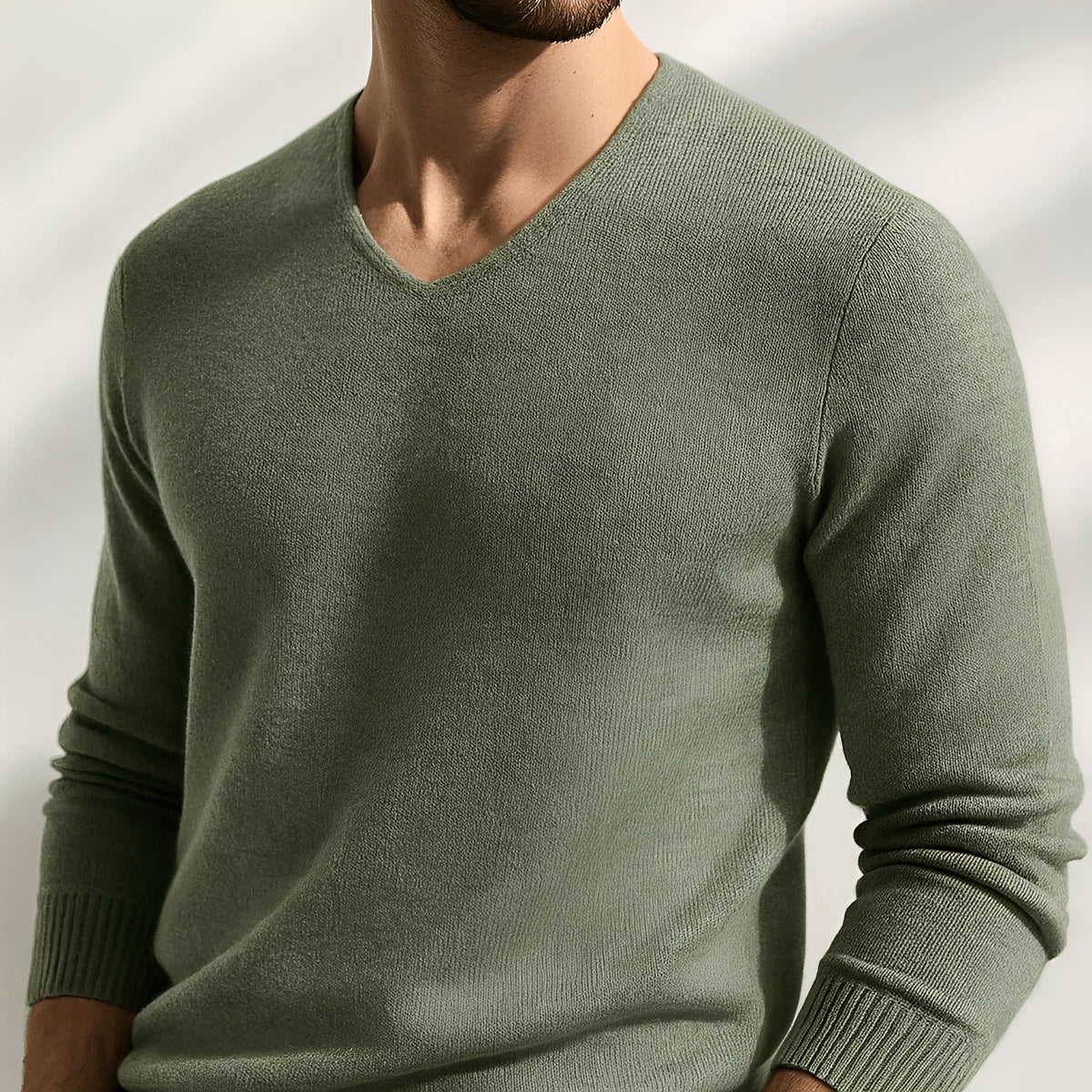 Sweter męski z dekoltem V - klasyczny krój, uniwersalny styl
