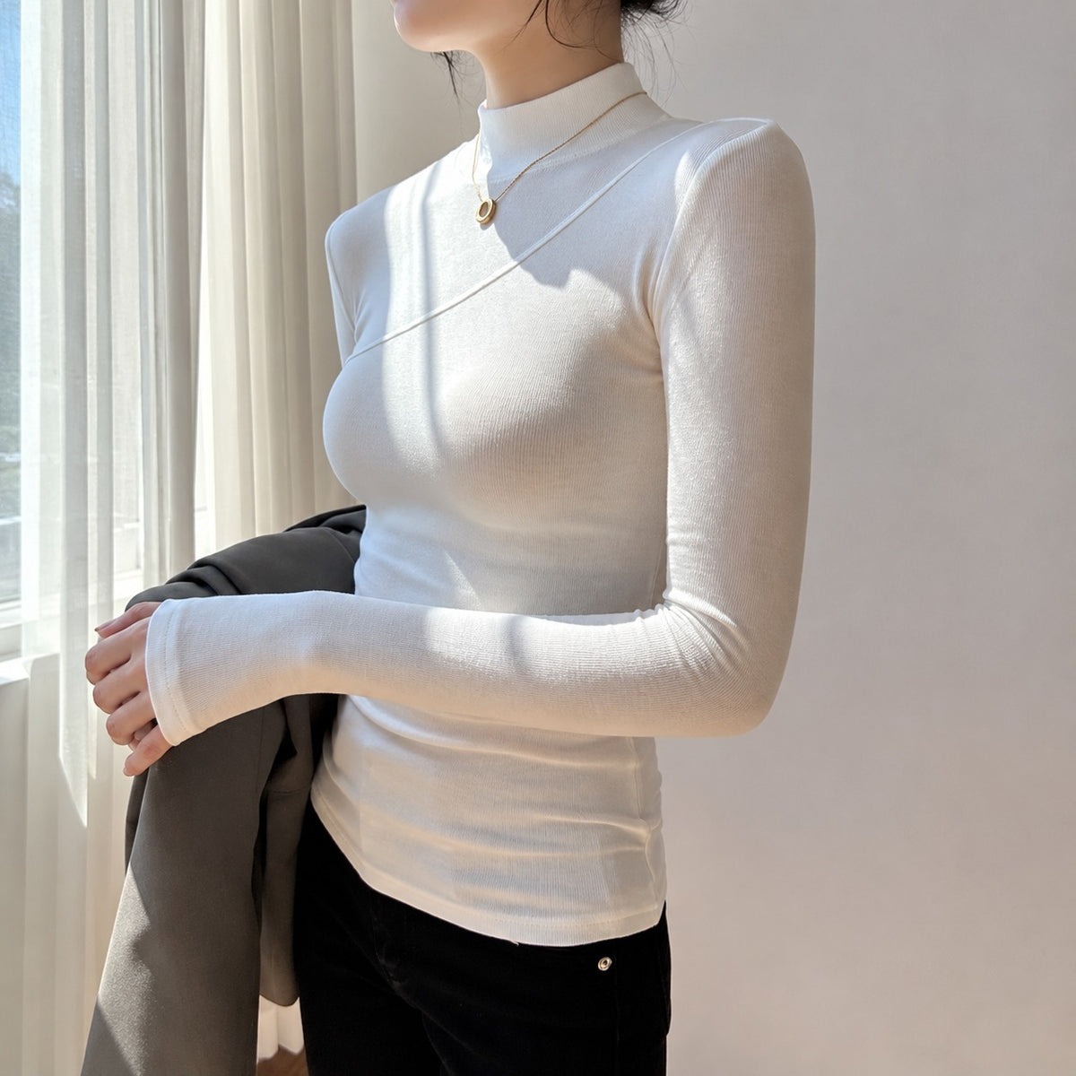 T-shirt damski z długim rękawem i asymetrycznym wzorem z mock neck slim fit