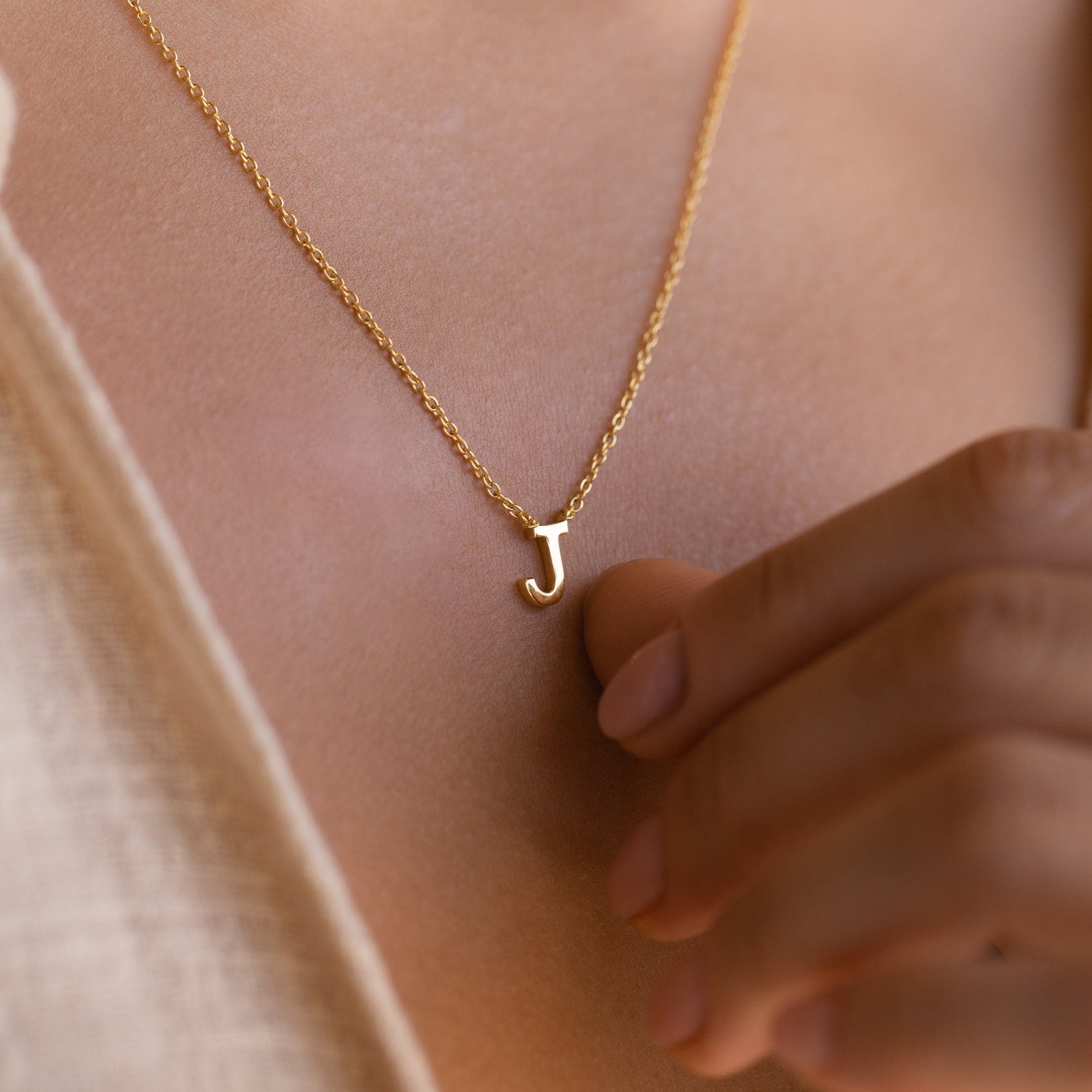 Jasmine – Delikatny naszyjnik z personalizowanym inicjałem