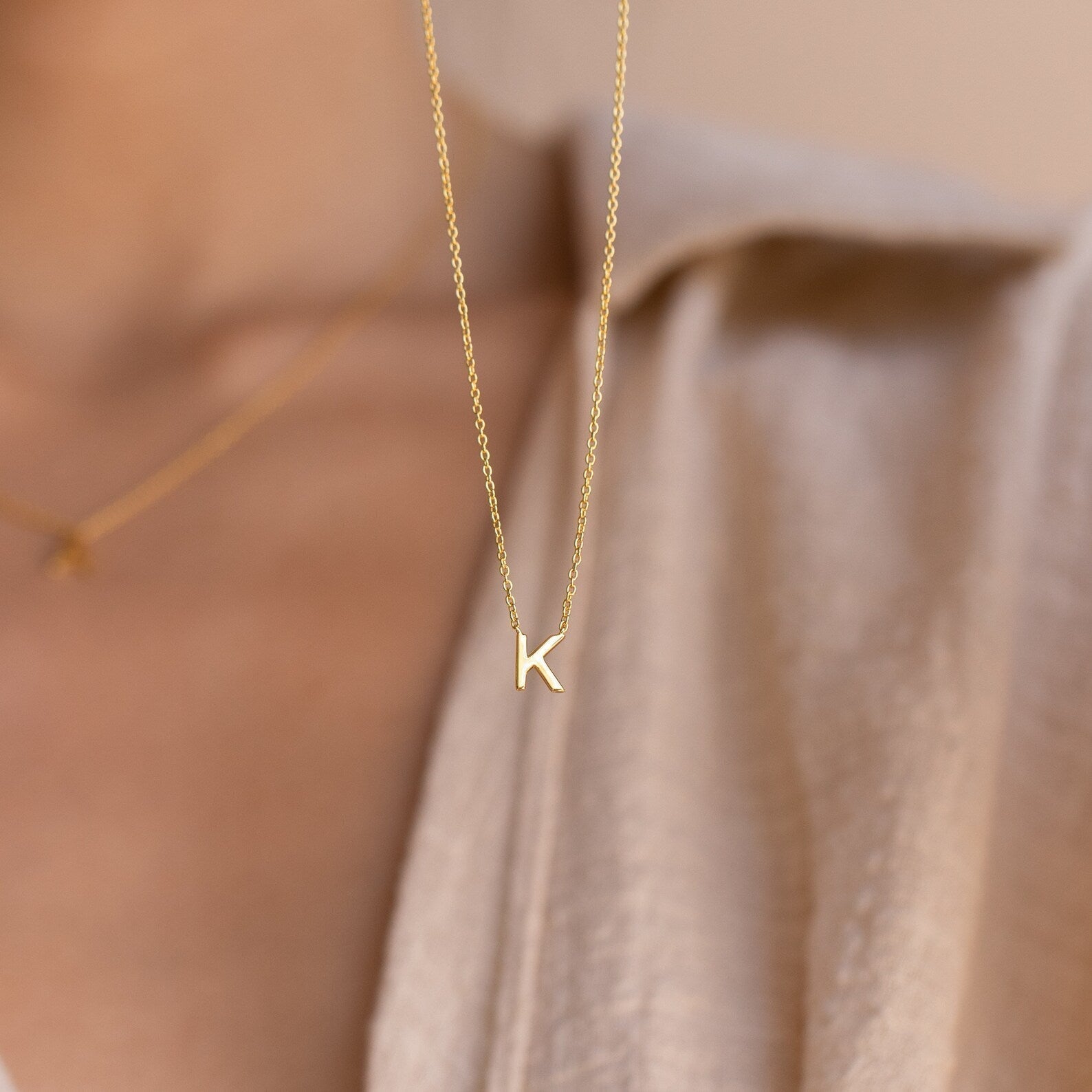 Jasmine – Delikatny naszyjnik z personalizowanym inicjałem