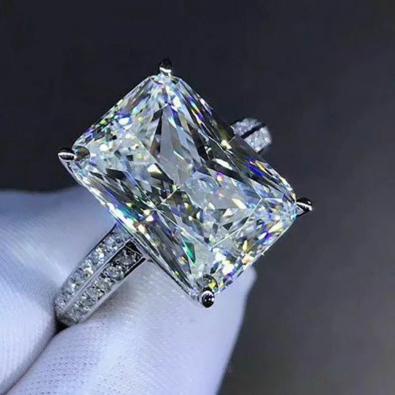Jade – Pierścionek z Dużym Błyszczącym Detalem