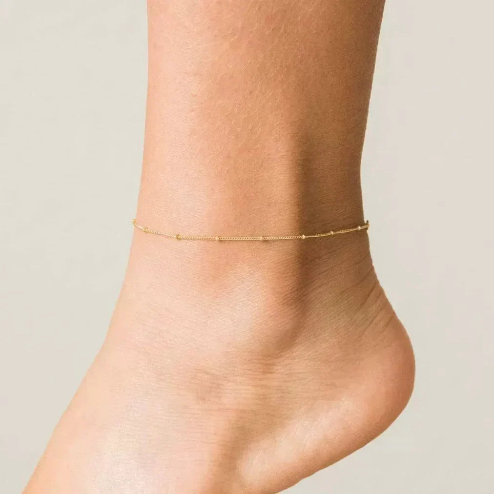 Wren – Elegancka złota bransoletka na kostkę